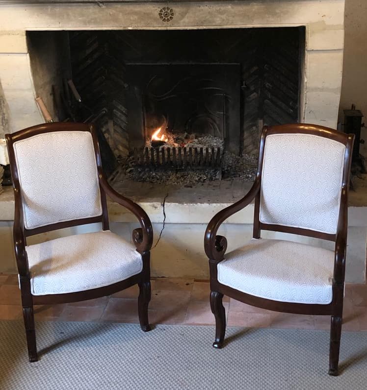 Ecru - deux fauteuils cheminée