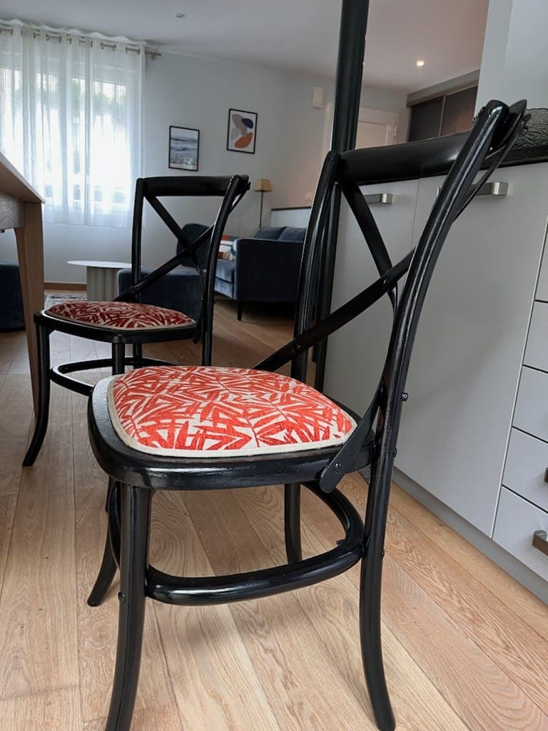 Rouge - deux chaises